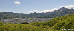 武甲山と秩父市街